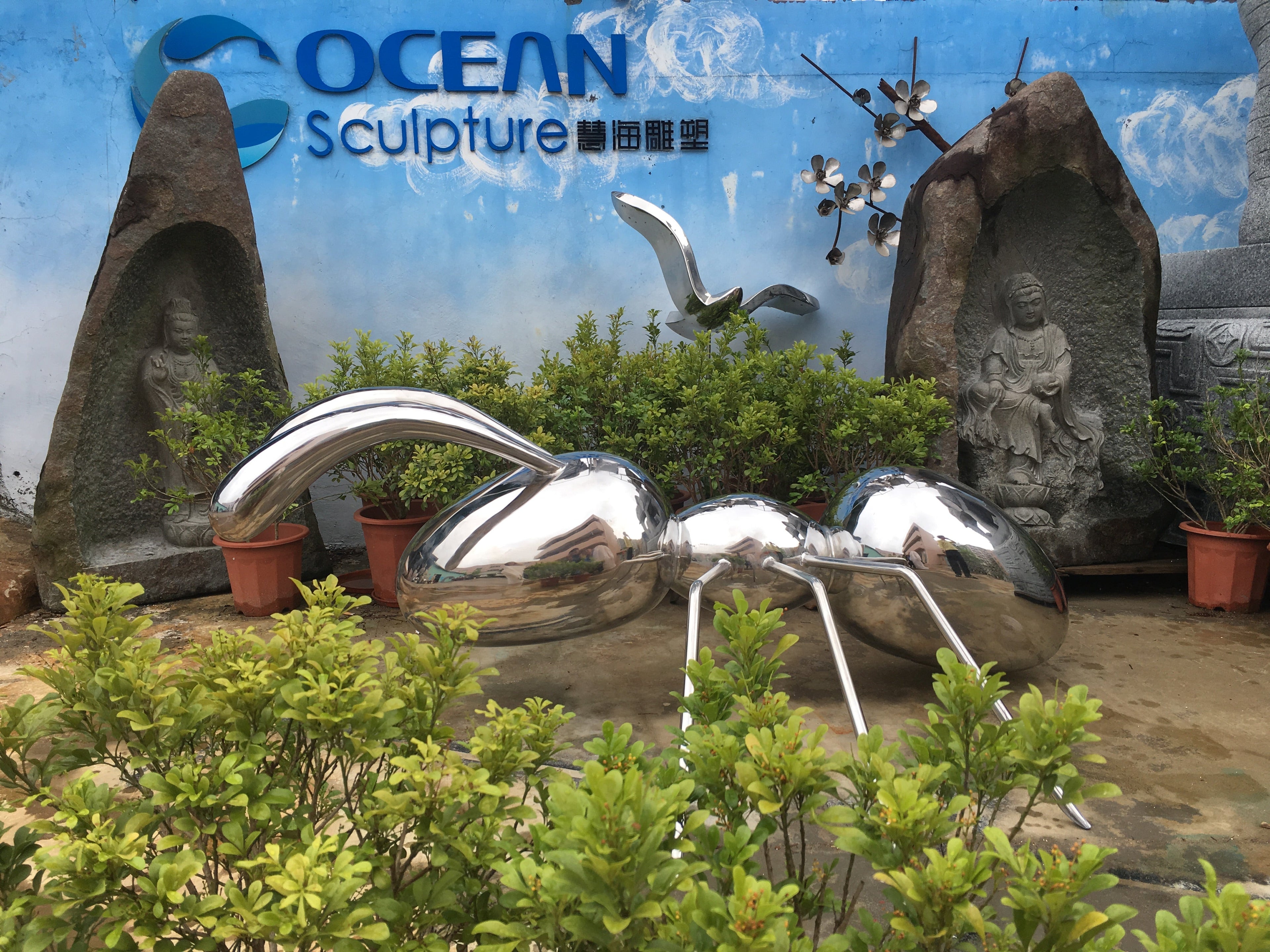 Mirror-finished Stainless Steel Ant Sculpture